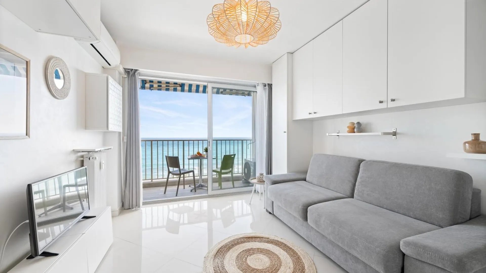 Apartment Rives D'Or 2, Beautiful Beachfront Studio, Beach Access, Ac Roquebrune-Cap-Martin
